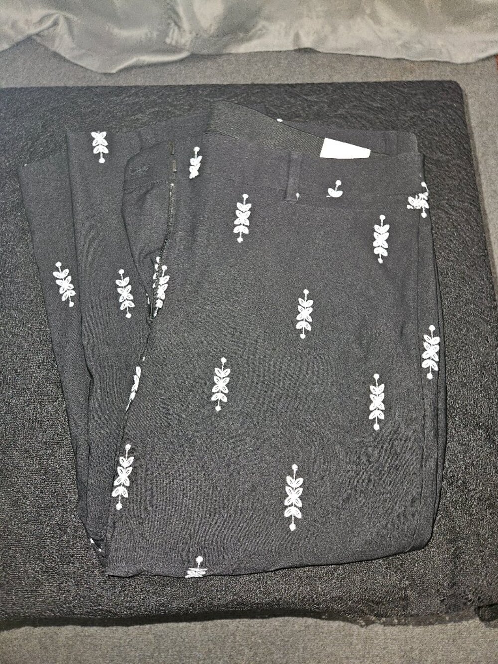 NWT Lane Bryant “4 Season” Slim Capri in Black w/ White Embroidery Detail (22W)